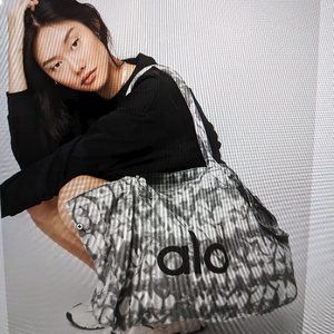 NWT Alo Yoga Shopper Tote in Grey Tie Dye